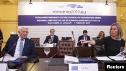 Perwakilan Tinggi Uni Eropa untuk Urusan Luar Negeri dan Kebijakan Keamanan, Federica Mogherini (kanan), Menteri Luar Negeri Rumania, Teodor Melescanu (kiri) dalam pertemuan informal para menteri luar negeri Uni Eropa di Bucharest, Rumania, 31 Januari 2019.