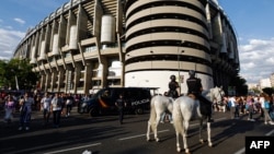 La police patrouille à cheval devant le stade Santiago Bernabeu de Madrid le 3 juin 2017.