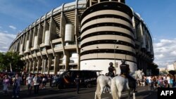 La police patrouille à cheval devant le stade Santiago Bernabeu, Espagne, le 3 juin 2017.