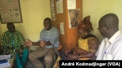 A gauche, Djekourninga Kaoutar Lazare directeur de la radio FM Liberté et son équipe, au Tchad, le 13 février 2019. (VOA/André Kodmadjingar)