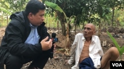 VOA Khmer reporter Sok Khemara​ interviews Ao An in Battambang province's Kamrieng district in mid-December 15, 2019. (Hul Reaksmey/VOA Khmer) ​​ 