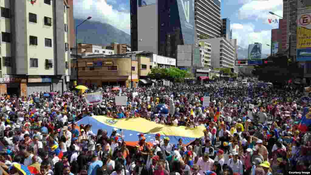 Personas se reúnen en Venezuela para una marcha exigiendo la entrada de la ayuda humanitaria.&nbsp;