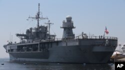 美國海軍第七艦隊的藍嶺號兩棲指揮艦停靠在馬尼拉。（2016年3月6日）