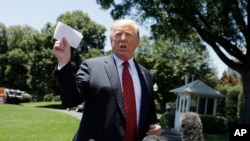 El presidente Donald Trump habla con los periodistas antes de partir para un viaje a Iowa, en South Lawn of White House, el martes 11 de junio de 2019, en Washington.