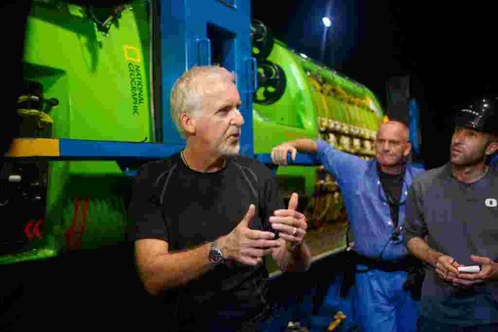 James Cameron hablando con su equipo frente al submarino Deepsea Challenger, tras las primeras pruebas en Jervis Bay, al sur de Sydney, Australia.