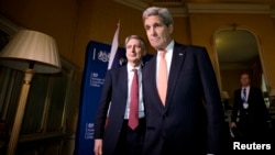 존 케리 미국 국무장관(오른쪽)과 필립 해먼드 영국 외무장관이 22일 런던에서 ISIL 격퇴를 위한 국제 회담에 들어서고 있다.