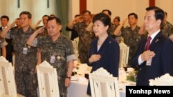박근혜 한국 대통령이 23일 청와대에서 열린 전군 주요지휘관 격려 오찬에서 한민구 국방부 장관 등 주요지휘관과 함께 국기에 대한 경례를 하고 있다.
