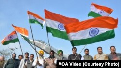 Aktivis Bharatiya Janata Party melambai-lambaikan bendera nasional India di depan model pesawat tempur saat mereka merayakan serangan udara AU India terhadap kamp Jaish-e-Mohammad (JeM). Amritsar, Negara Bagian Punjab. 26 Februari 2019 (foto: Narinder Nanu/AFP)