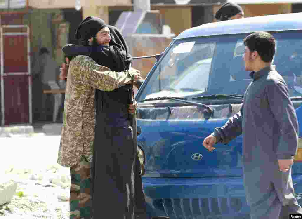 دریائے فرات کے کنارے واقع شام کا شہر رقّہ &#39;دولتِ اسلامیہ&#39; کا مضبوط گڑھ تصور کیا جاتا ہے۔