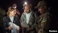 Representantes del gobierno ucraniano y de los rebeldes prorrusos preparan el intercambio de prisioneros en las afueras de Donetsk.