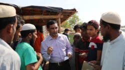 Pemimpin kelompok muslim Rohingya Mohib Ullah (tengah) berbicara kepada sesama pengungsi di kamp pengungsian Cox's Bazar di Bangladesh pada 7 April 2019. (Foto: Reuters)