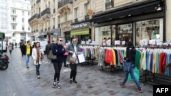 ပြင်သစ်နိုင်ငံ ပဲရစ်မြို့ရှိ ဈေးဝယ်နေရာတခုမှာ တွေ့ရတဲ့ လူတချို့ (မေ ၁၂၊ ၂၀၂၀)