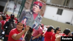 Những người ủng hộ Tổng thống Chavez tụ tập bên ngoài dinh tổng thống trong thủ đô Caracas của Venezuela, 10/1/13