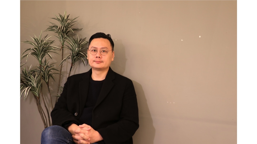 年仅34岁的台湾导演许承傑自美国纽约大学电影制作研究所毕业后,将外婆的故事改编为电影《孤味》。(美国之音记者李玟仪摄)