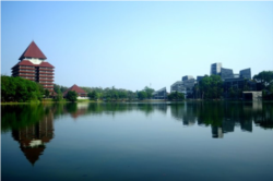 Sebuah danau yang terletak di depan Gedung Rektorat Universitas Indonesia, Depok, Jawa Barat. (Foto: Courtesy/Universitas Indonesia)