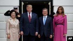 도널드 트럼프 미국 대통령과 멜라니아 여사, 문재인 한국 대통령과 김정숙 여사가 11일 백악관에서 회담에 앞서 기념촬영을 했다.