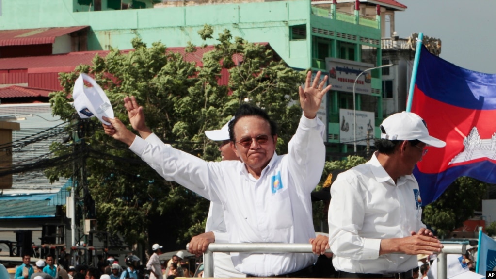 រូបឯកសារ៖ លោក កឹម សុខា ប្រធានគណបក្សសង្គ្រោះជាតិ ស្វាគមន៍អ្នកគាំទ្រនៅក្នុងក្បួនហែបក្សមួយ រាជធានីភ្នំពេញ ថ្ងៃទី២ ខែមិថុនា ឆ្នាំ២០១៧។