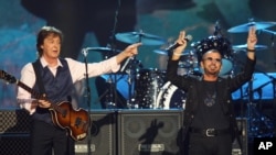 Пол Маккартни и Ринго Старр выступают на концерте A Grammy Salute to the Beatles в Лос-Анджелесе, январь 2014 года. Фото: Zach Cordner/Invision/AP
