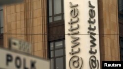 Logo Twitter di kantor pusat Twitter di San Francisco, California, 28 April 2015.