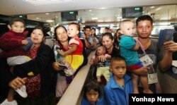 '재정착 난민제도'에 따라 한국에 도착한 버마(미얀마) 난민 네 가족이 25일 오전 인천공항 입국심사대를 통과하고 있다.