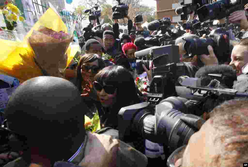 Nelson Mandellanın nəvələri, Zaziva Dlamini-Manavey və Tukvini Mandela jurnalistlər tərəfindən əhatəyə alınıb Protoriya, 27 iyun, 2013 