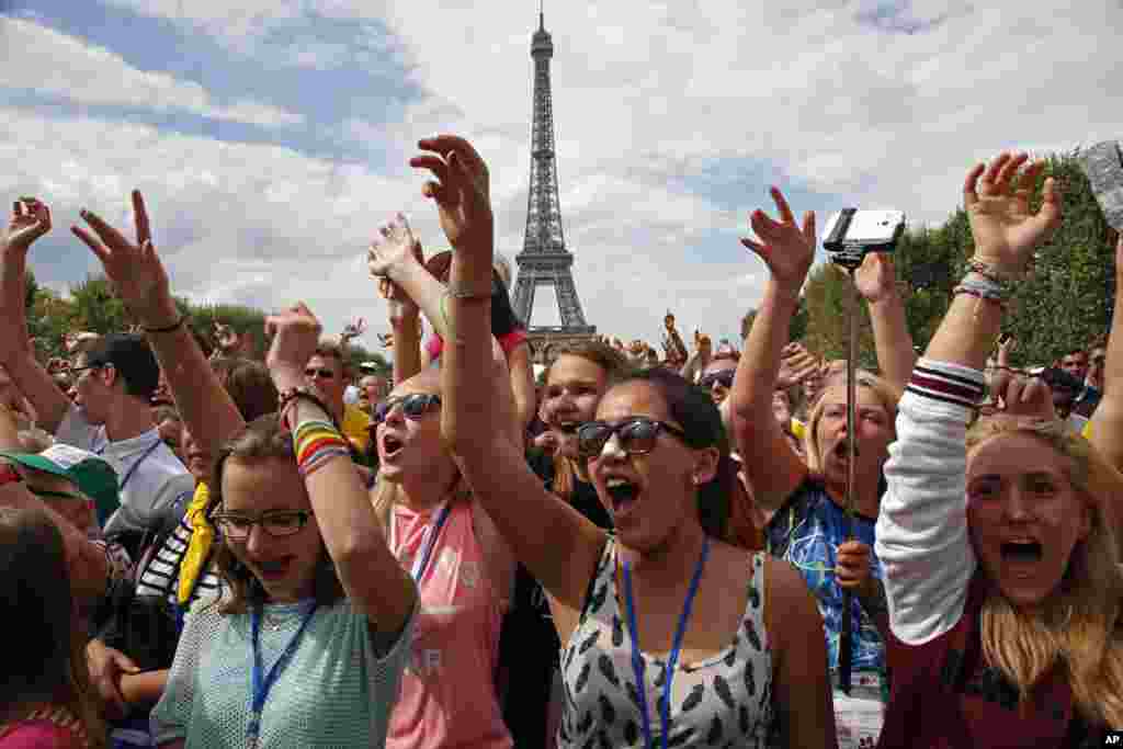 Crianças animadas na Torre Eiffel em Paris, enquanto assistem ao concerto &quot;Férias para Todos&quot;. Paris, França, Agosto 19, 2015.