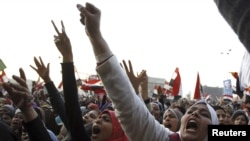 Miles de hombres y mujeres se lanzaron a las calles para conmemorar el aniversario del derrocamiento de Mubarak.