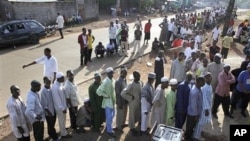 Guineans line up to cast their ballot at a polling station in Conakry, Guinea, 07 Nov 2010