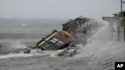 El poderoso fenómeno natural ha provocado una extensa destrucción, aunque todavía hay un registro de los daños ni del número de muertes.