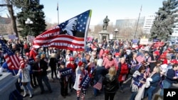 支持川普总统的群众聚集在丹佛的科罗拉多州议会大楼旁边（2017年3月4日）