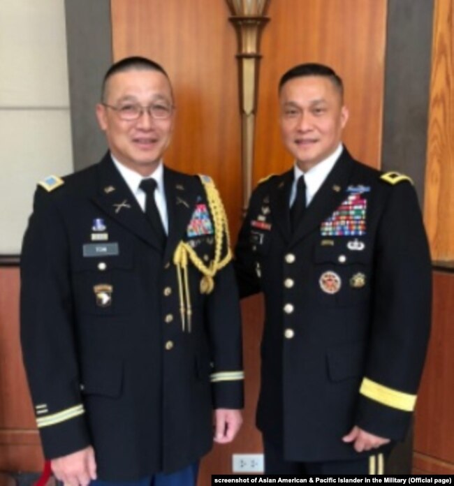 Đại tá Tôn Thất Tuấn (trái) và Thiếu tướng Lương Xuân Việt (phải) tại Hội thảo Quản lý Lục quân Thái Bình Dương 42 ở Hà Nội, 22/8/2018.