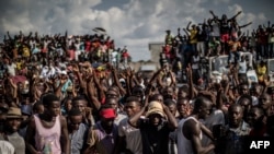 Les partisans de Guy Brice Parfait Kolelas, président par intérim du Mouvement congolais pour la démocratie et le développement intégré manifestent au siège des candidats à Brazzaville le 23 mars 2016. / AFP / MARCO LONGARI