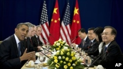 U.S. President Barack Obama (L) speaks as he meets with Chinese Premier Wen Jiabao (R) during the East Asia Summit at the Peace Palace in Phnom Penh, Cambodia, November 20, 2012.