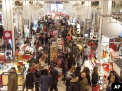 블랙프라이데이였던 지난달 23일 미국 뉴욕의 메이시 백화점에서 고객들이 물건을 사고 있다.
