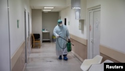 Medicinski radnik dezinfikuje čekaonicu u KBC Zvezdara, 30 aprila 2020. (REUTERS/Marko Đurica