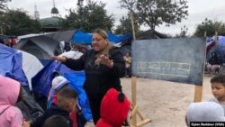 Wendy Yhoana Castellón Leiva imparte clases de matemátias en la Escuela de Acera para Niños Solicitantes de Asilo, en Reynosa, México. Foto Dylan Baddour/VOA.