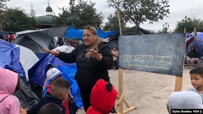 Wendy Yhoana Castellón Leiva imparte clases de matemátias en la Escuela de Acera para Niños Solicitantes de Asilo, en Reynosa, México. Foto Dylan Baddour/VOA.