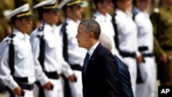 Prezident Obama Tel-Avivdagi Ben Gurion aeroportida faxriy qorovulni ko'zdan kechirmoqda, Isroil, 20-mart, 2013-yil