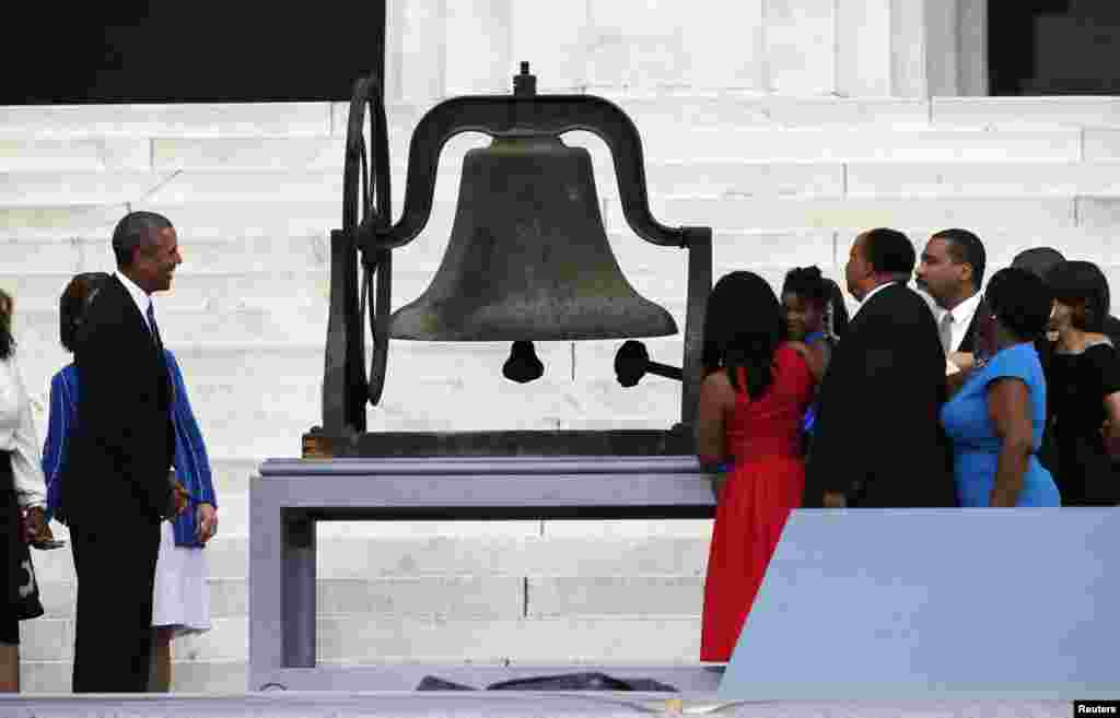 28일 링컨 기념관에서 열린 마틴 루터 킹 목사 연설 50주년 기념 행사의 일환으로 킹 목사의 후손들이 종을 치고 있다. 그 옆으로 바락 오바마 대통령(왼쪽)이 이를 지켜보고 있다.