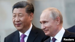 El presidente ruso, Vladimir Putin, a la izquierda, y el presidente chino, Xi Jinping, se reunieron en el Kremlin en Moscú, Rusia, el miércoles 5 de junio de 2019.