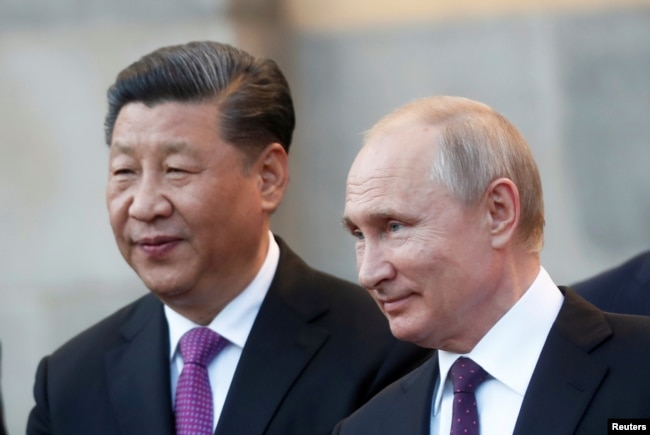 Presiden China Xi Jinping dan Presiden Rusia Vladimir Putin di Kremlin di Moskow, Rusia, 5 Juni 2019. (Foto: Maxim Shipenkov via Reuters)