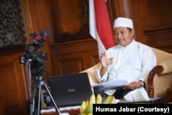Wakil Gubernur Jabar Uu Ruzhanul Ulum memimpin video conference dengan perwakilan pengurus pondok pesantren se-Jabar jelang new normal di lingkungan pesantren, dari Gedung Sate, Kota Bandung, Jumat (5/6). (Courtesy: Humas Jabar)