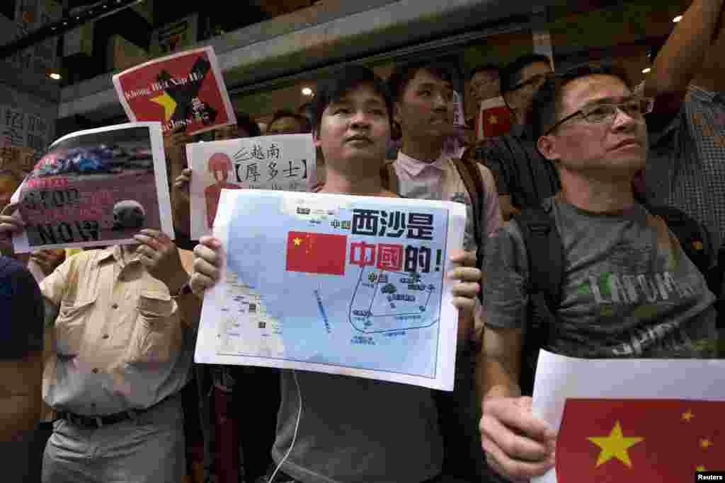 Anti-Vietnam protesters hold posters with slogans and a map of the South China Sea during a protest defending China&#39;s territorial claim and condemning Vietnam&#39;s anti-Chinese protests, in Hong Kong, May 19, 2014.