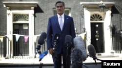 Ông Romney nói chuyện với phóng viên báo chí sau các cuộc hội đàm với các giới chức cao cấp của Anh