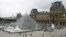 Tư liệu -Viện Bảo Tàng Louvre ở Paris, với Kim Tự tháp bằng kính do kiến trúc sư Mỹ gốc Hoa I.M. Pei thiết kế. Ảnh chụp ngày 6/8/2007. REUTERS/Regis Duvignau