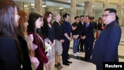 지난 1일 김정은 국무위원장이 평양 동평양대극장에서 '봄이 온다'라는 주제로 열린 '남북평화협력기원 남측예술단 평양공연'을 관람한 후 한국 출연자들과 만나고 있다.