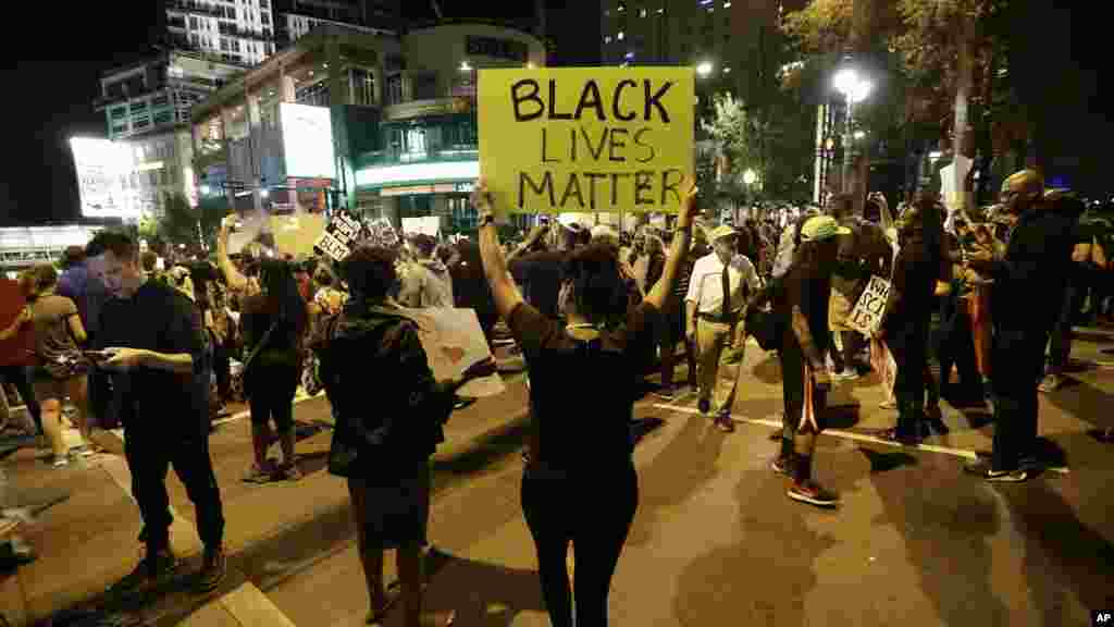 Des manifestants brandissent des affiches indiquant&nbsp;: &quot;la vie des Noirs est importante&quot;, à la Charlotte, 22 septembre.