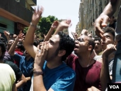 High school students call for the resignation Egypt’s education minister in Cairo, June 27, 2016. (H. Elrasam/VOA)