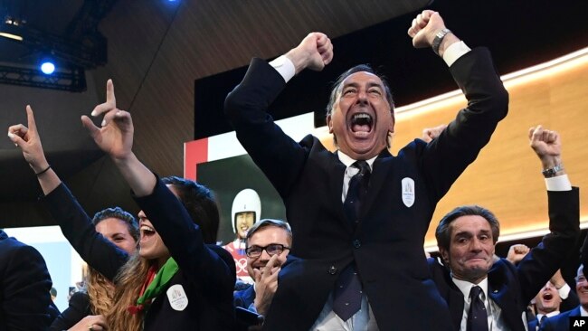 米兰市长萨拉和意大利代表团成员在瑞士洛桑举行的国际奥委会会议上欢庆赢得2026年冬奥会主办权。(2019年6月24日)