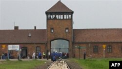 Головний вхід до колишнього нацистського концентраційного табору Аушвіц-Біркенау